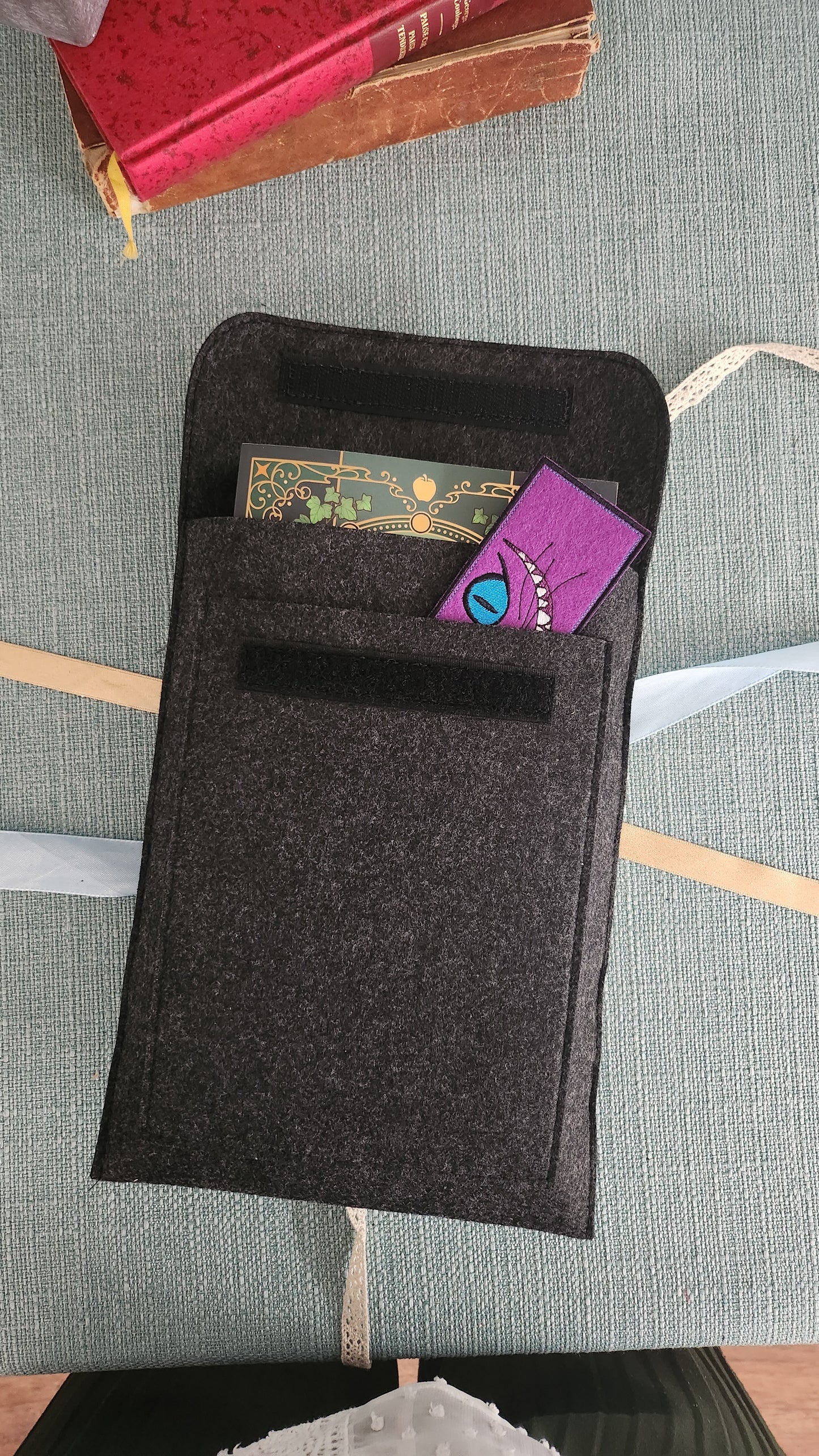 Housse brodée « Just a girl »