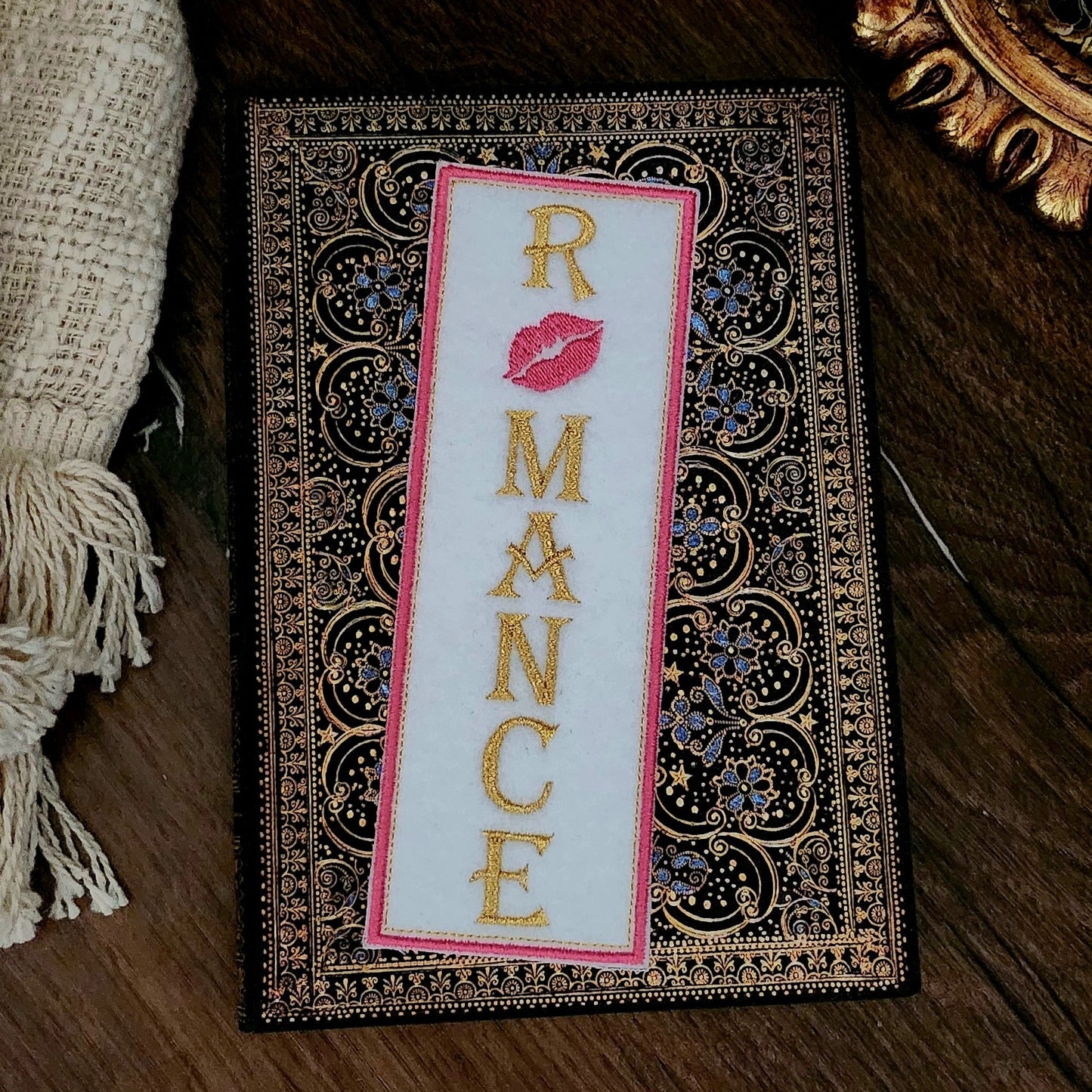 Marque-pages brodé « Romance »