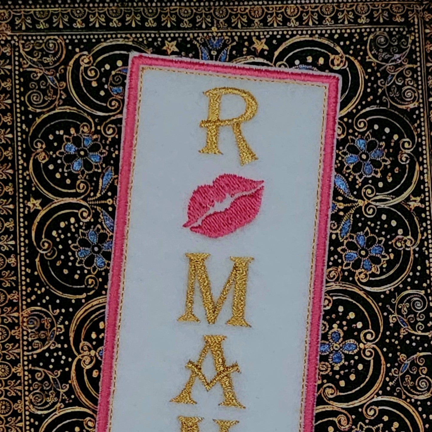 Marque-pages brodé « Romance »