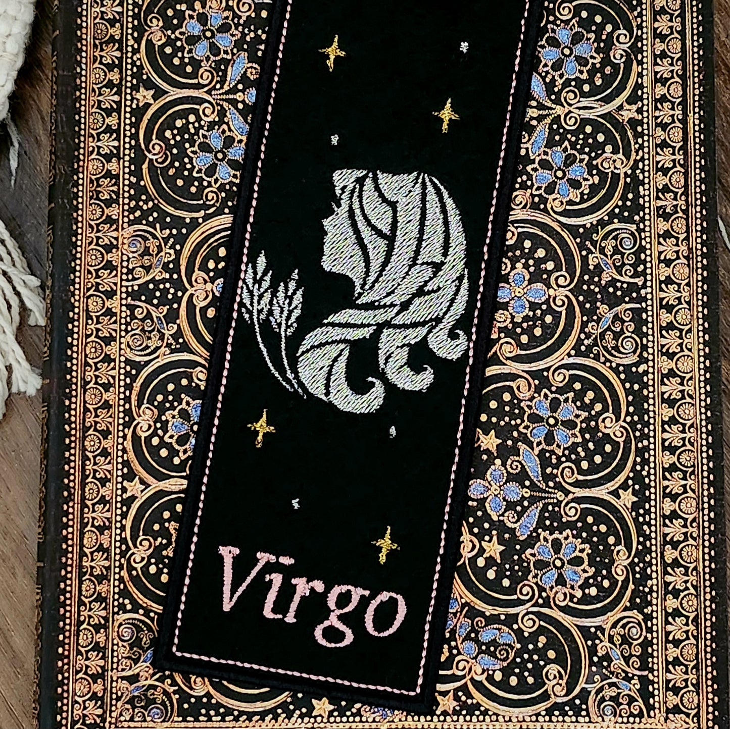 Marque-pages brodé « Vierge »