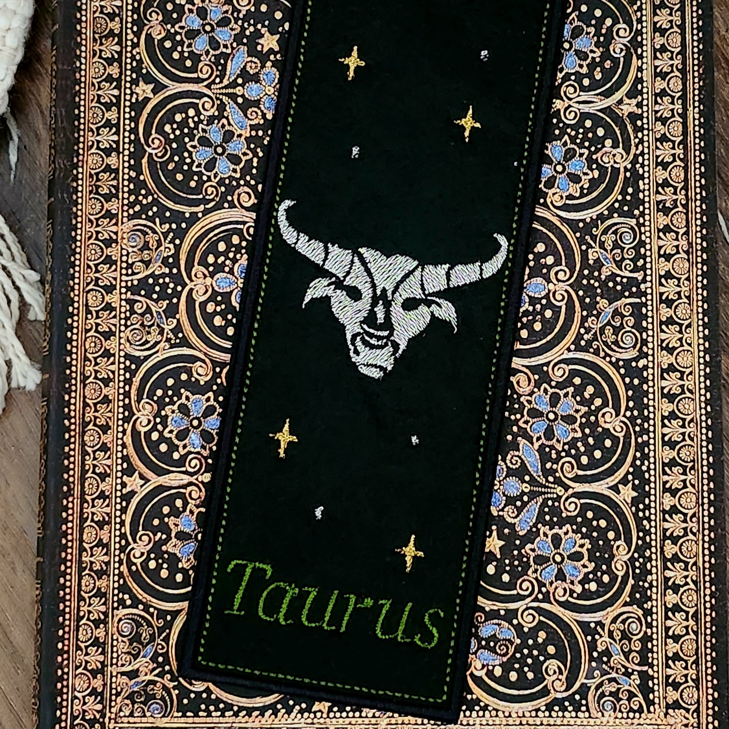 Marque-pages brodé « Taureau »