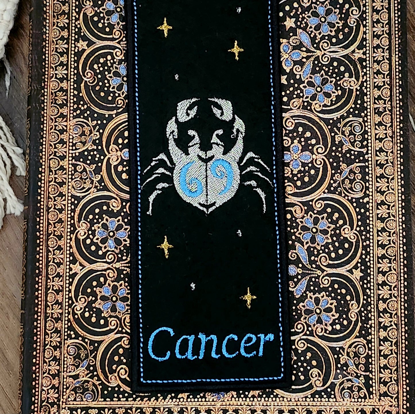 Marque-pages brodé « Cancer »