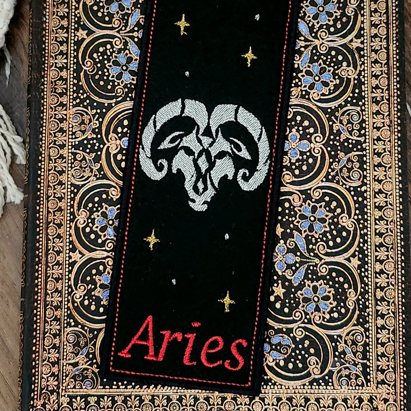 Marque-pages brodé « Bélier »