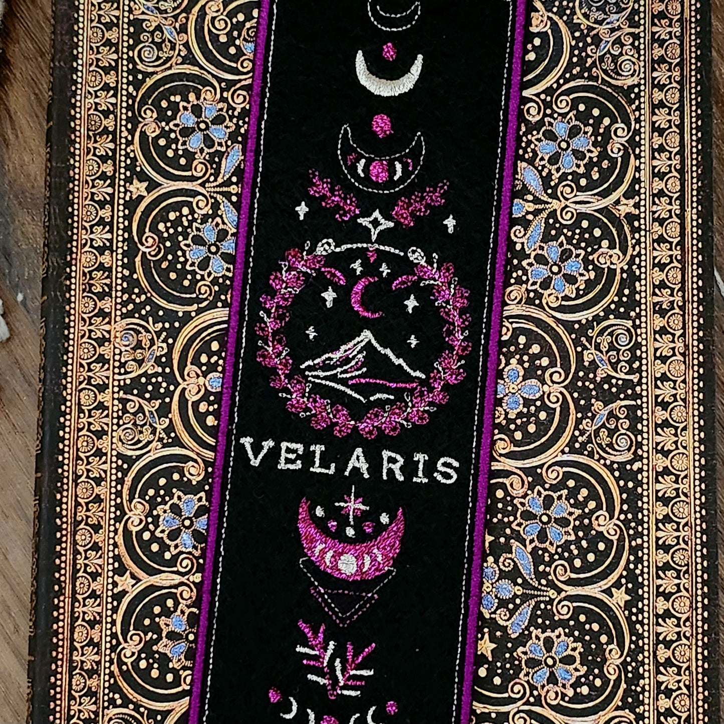 Marque-pages brodé « Velaris »