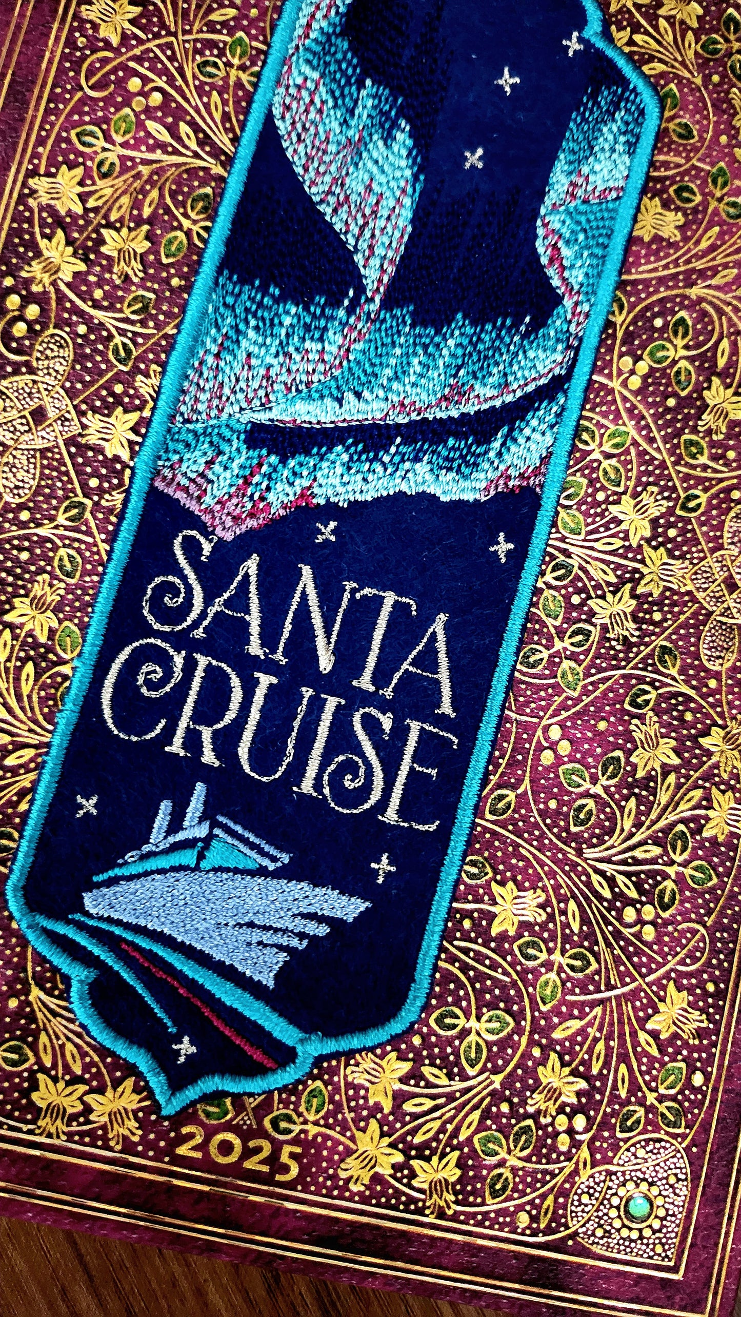 Marque-page brodé « Santa Cruise » de Flora Peony