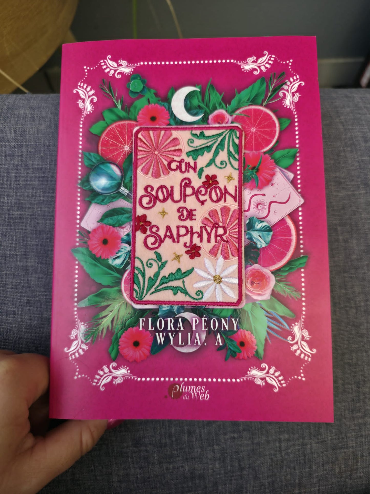 Marque-page brodé « Un soupçon de Saphyr » de Flora Peony et Wylia.a