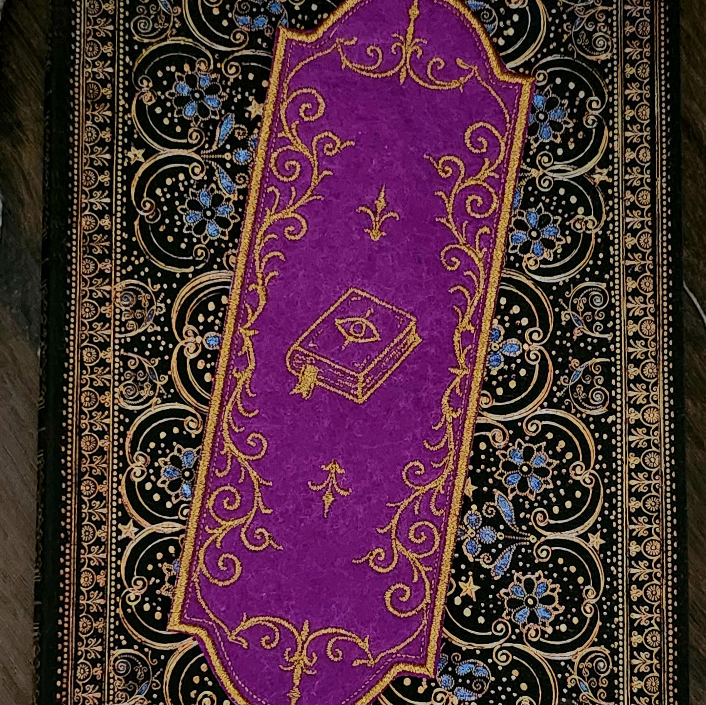 Marque-page brodé « Les grimoires de l'imaginaire »