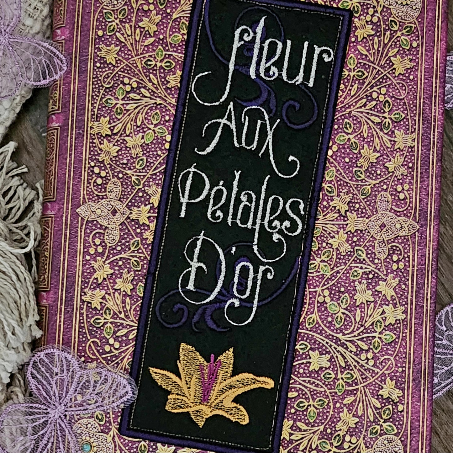 Marque-page brodé « Fleur aux pétales d'or » de Flora Peony