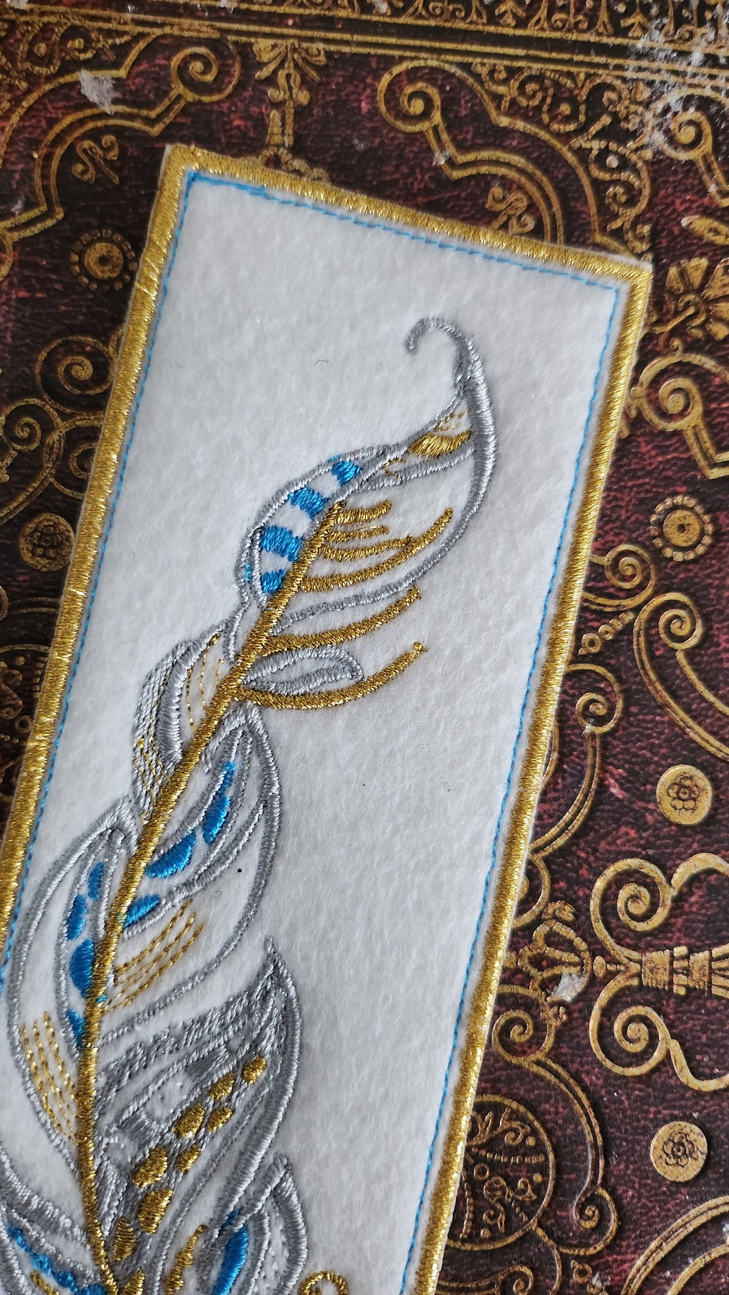 Marque-pages brodé « Plume »