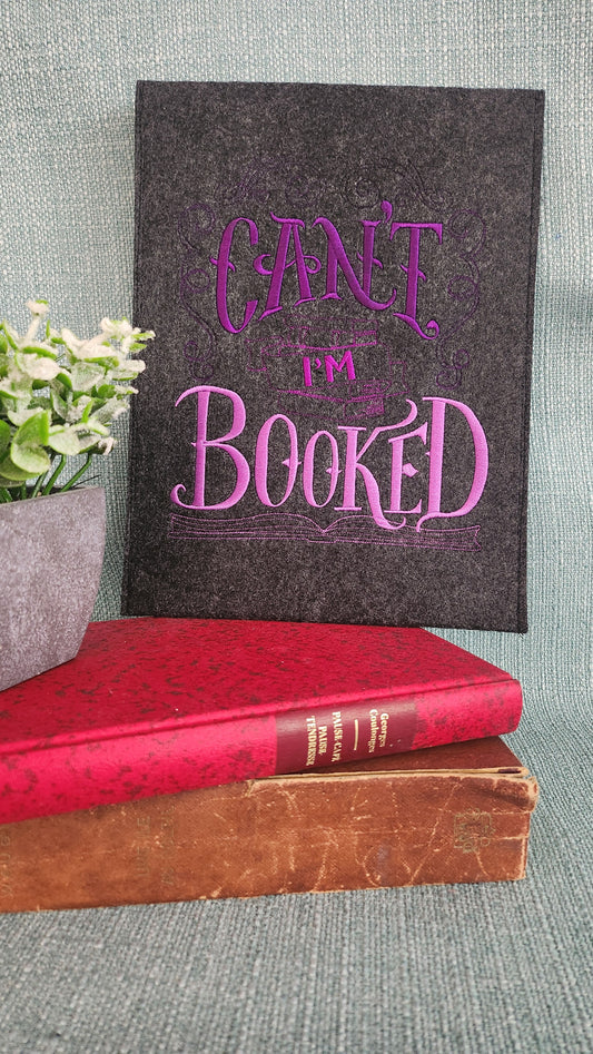 Housse brodée « Can't I'm booked »