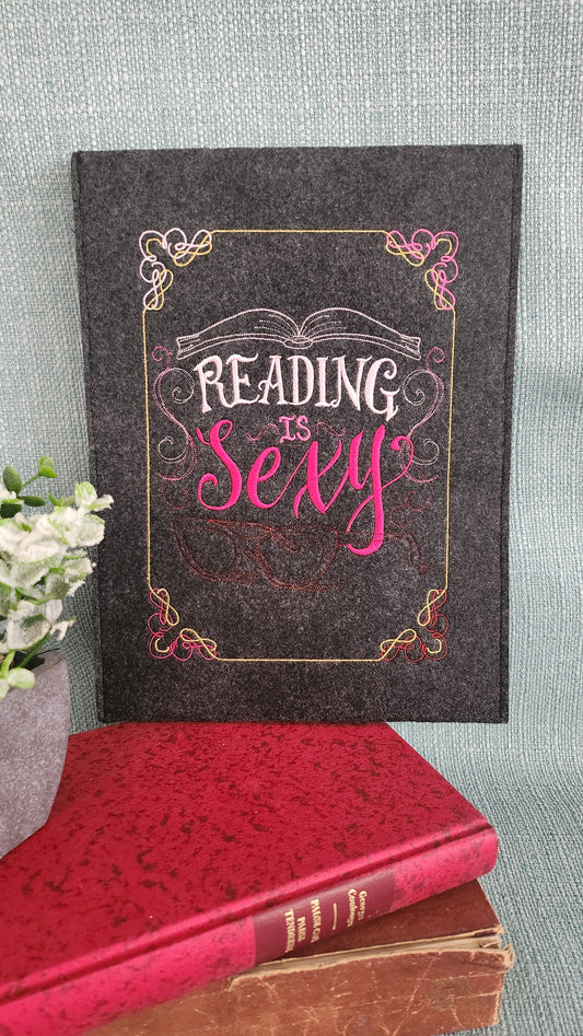 Housse brodée « Reading is Sexy »