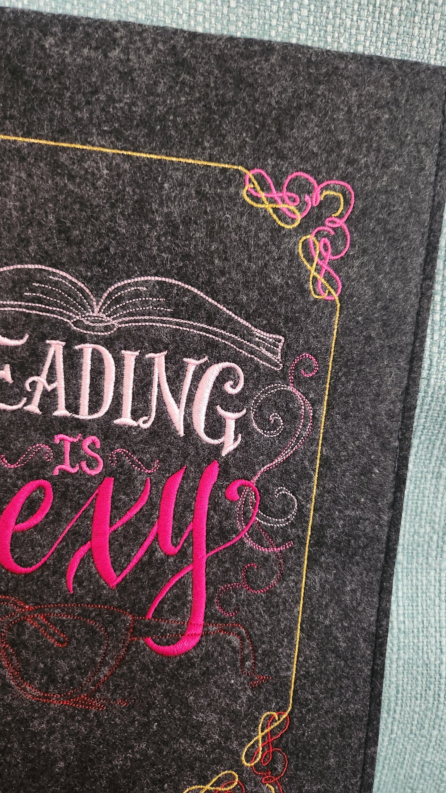 Housse brodée « Reading is Sexy »