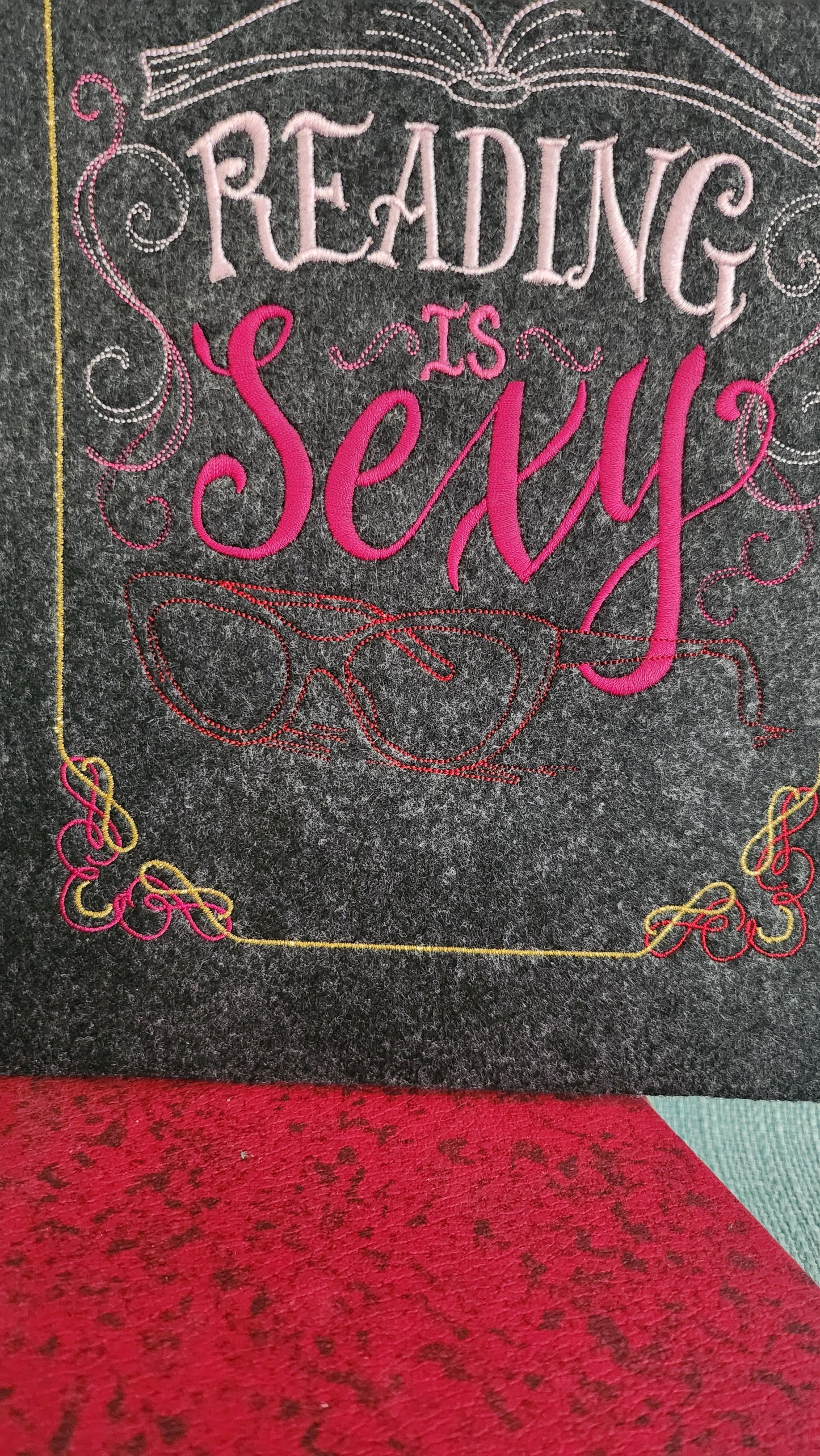 Housse brodée « Reading is Sexy »