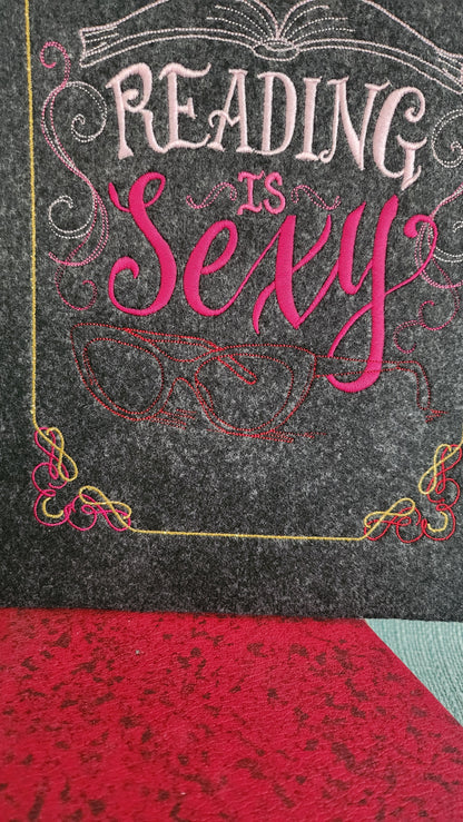 Housse brodée « Reading is Sexy »