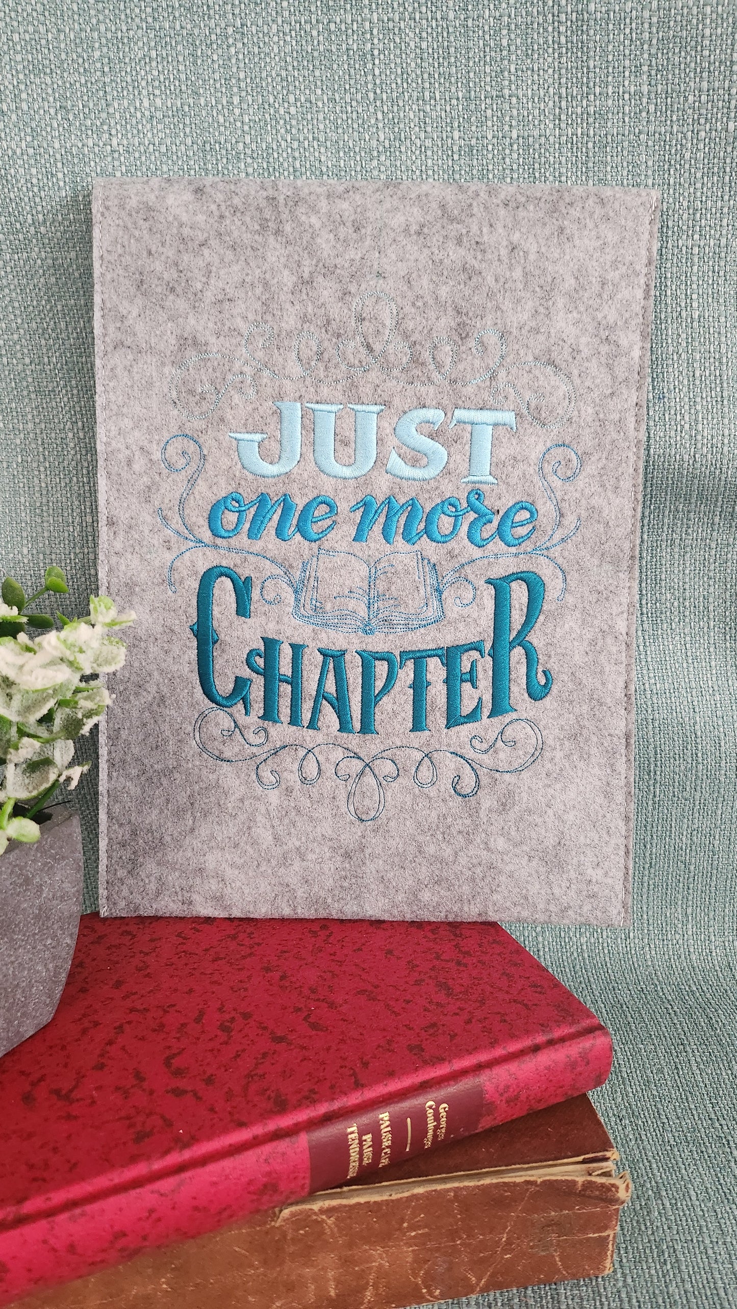 Housse brodée « Just one more chapter »