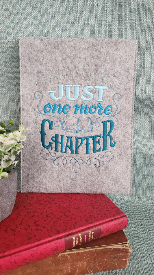 Housse brodée « Just one more chapter »