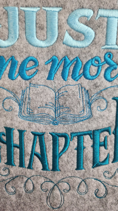 Housse brodée « Just one more chapter »