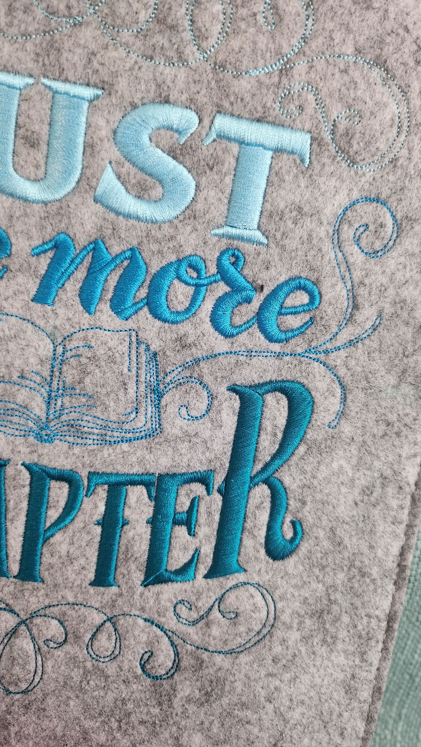 Housse brodée « Just one more chapter »