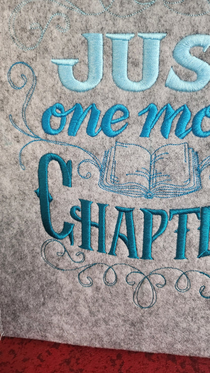 Housse brodée « Just one more chapter »