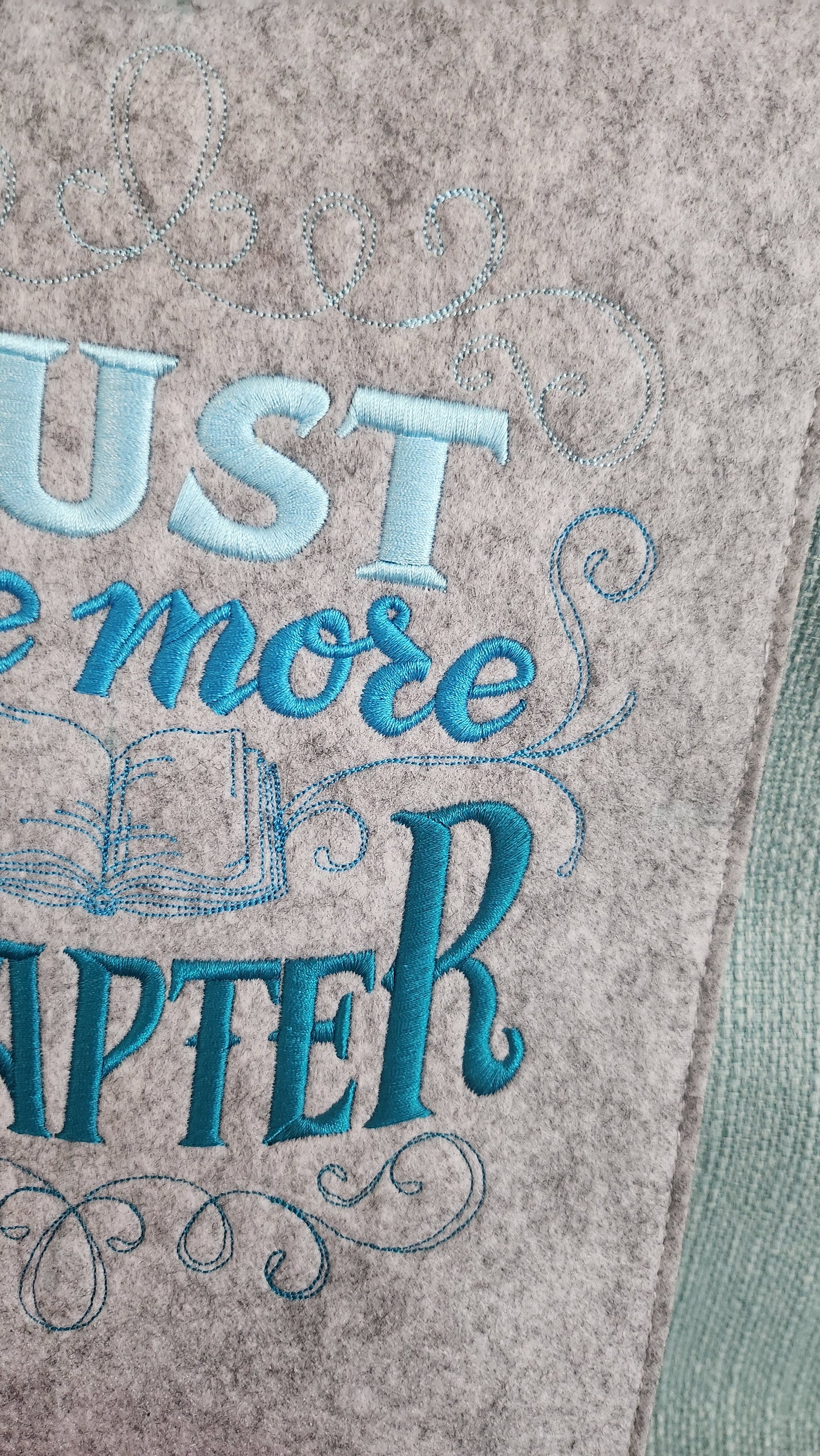 Housse brodée « Just one more chapter »