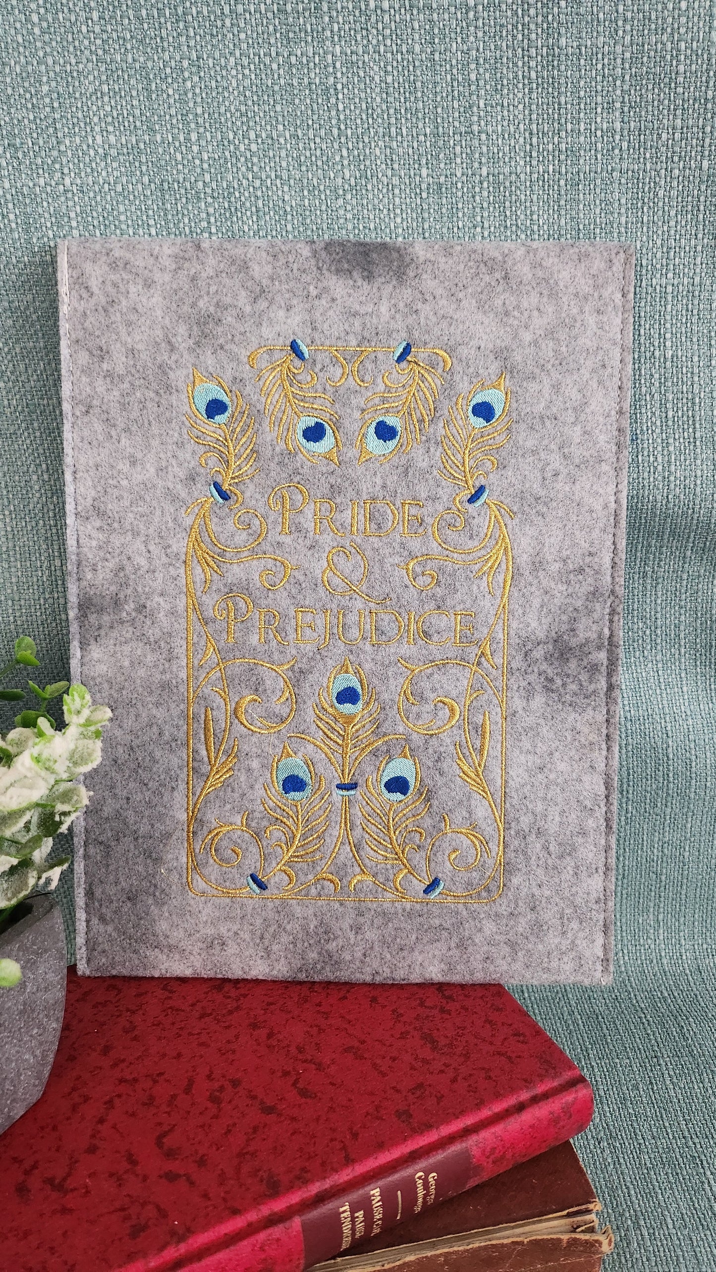 Housse brodée « Pride & Prejudice »