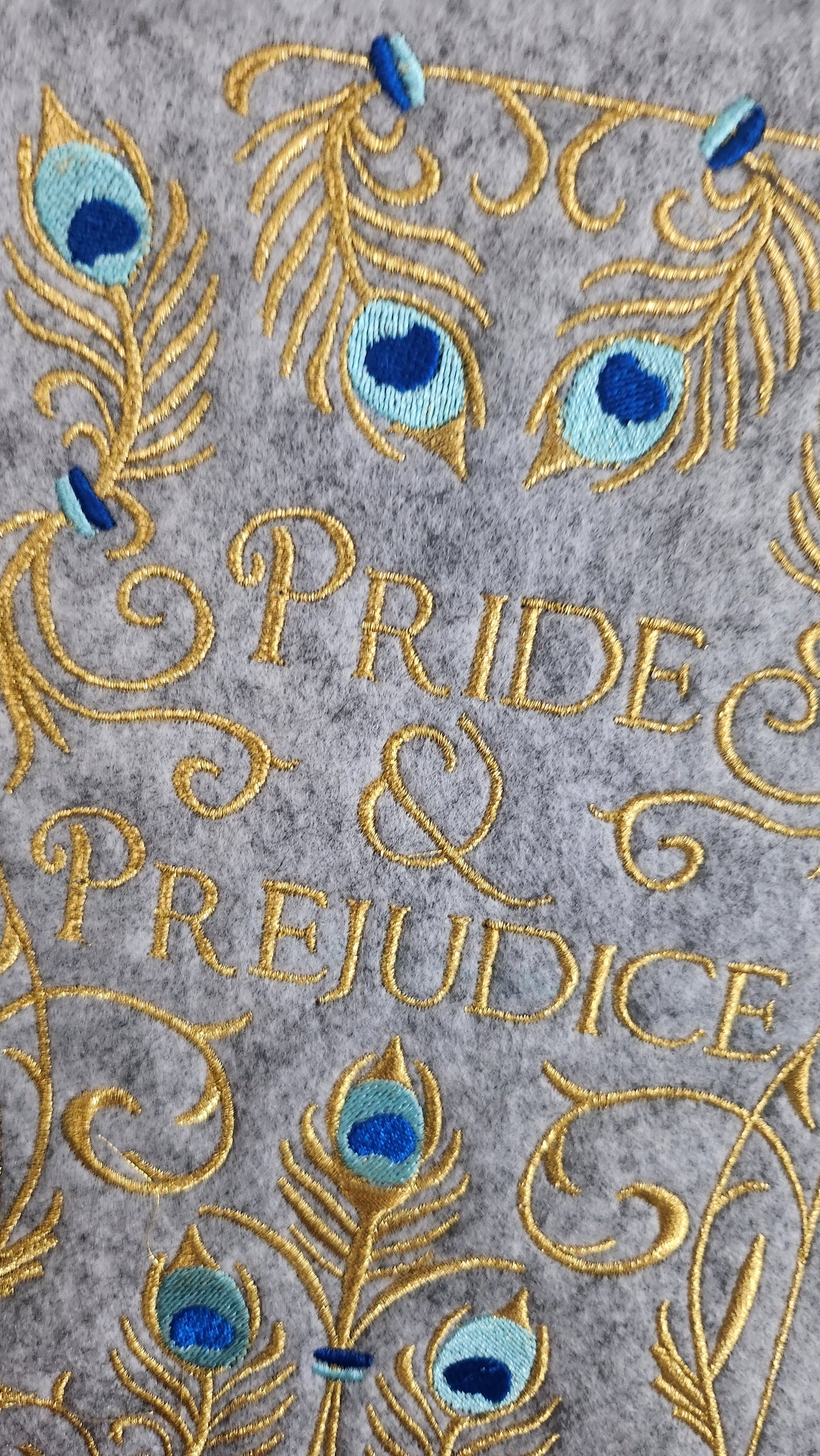 Housse brodée « Pride & Prejudice »
