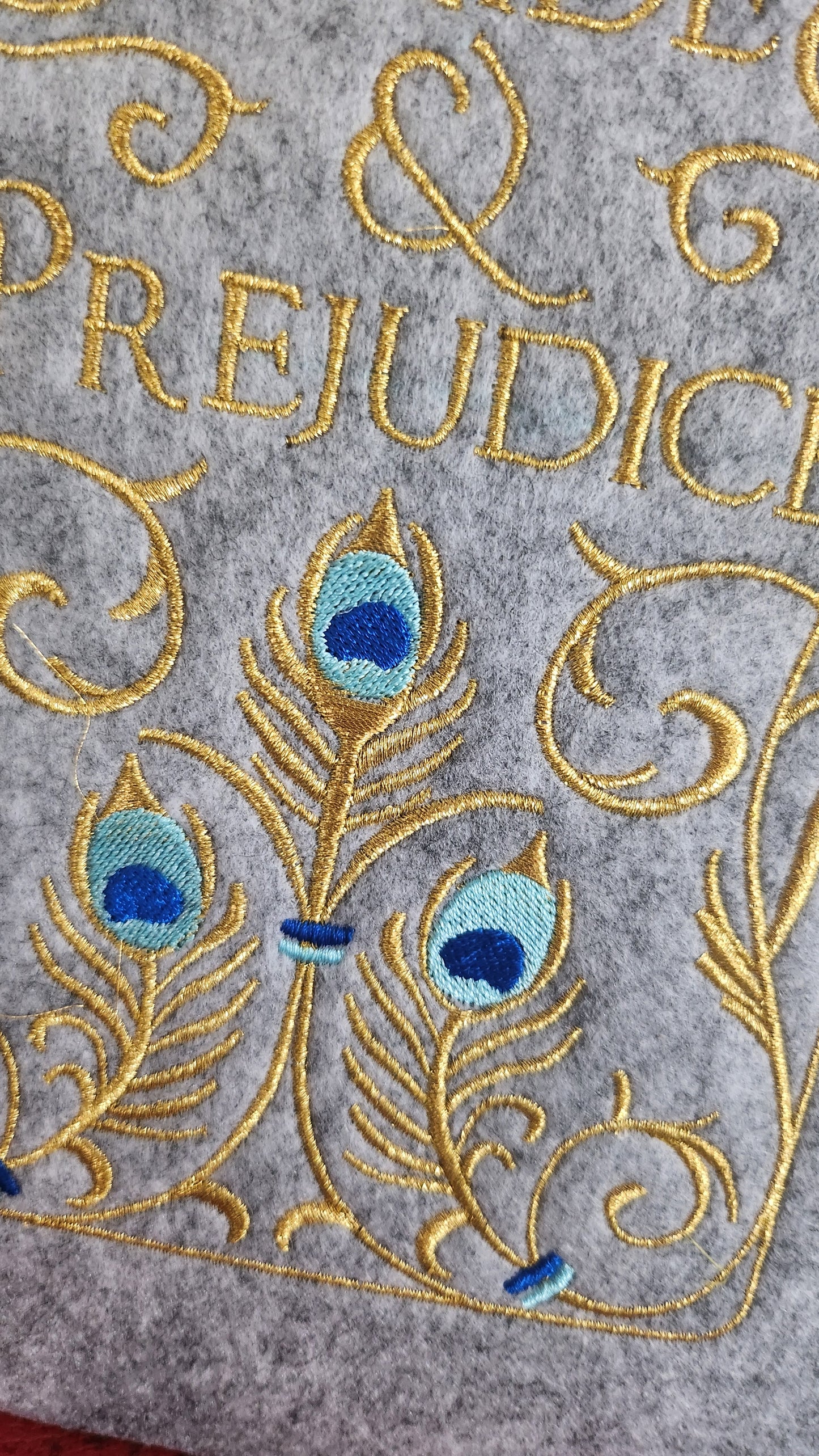 Housse brodée « Pride & Prejudice »