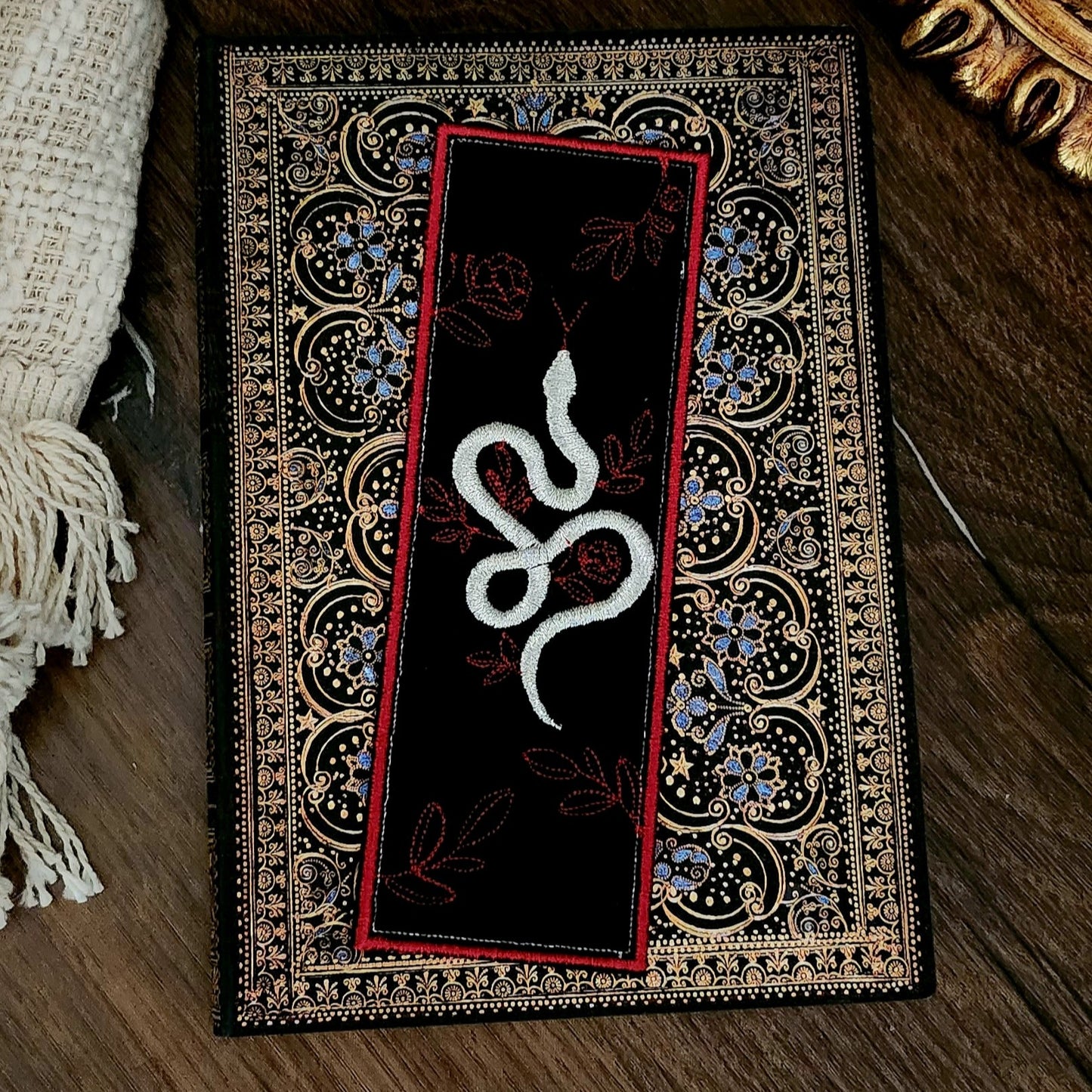 Marque-pages brodé « Lakestone rouge »