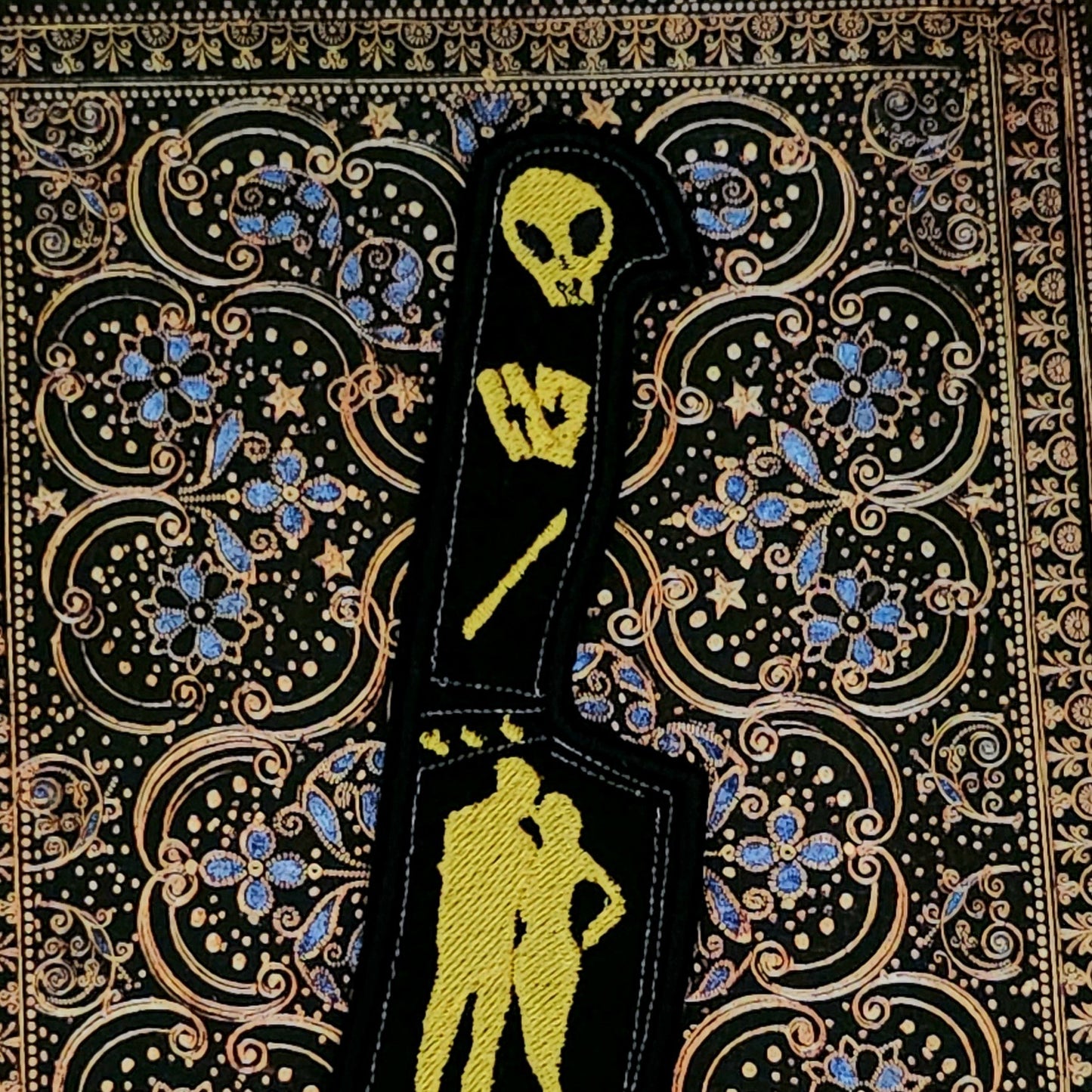 Marque-pages brodé « Scythe & Sparrow »