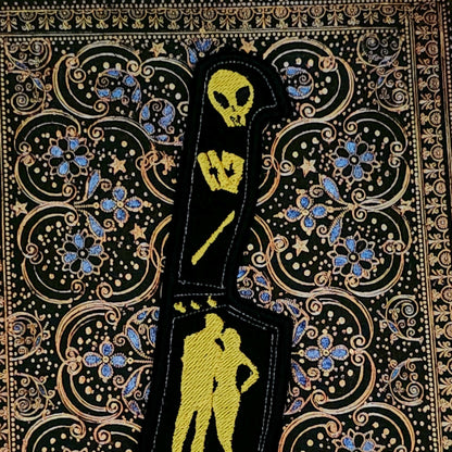 Marque-pages brodé « Scythe & Sparrow »