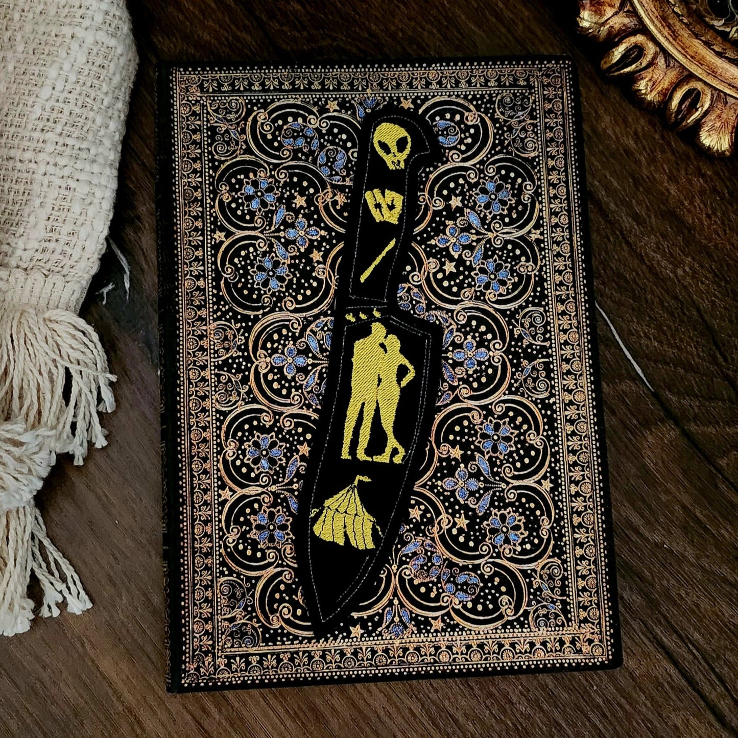 Marque-pages brodé « Scythe & Sparrow »
