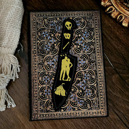 Marque-pages brodé « Scythe & Sparrow »