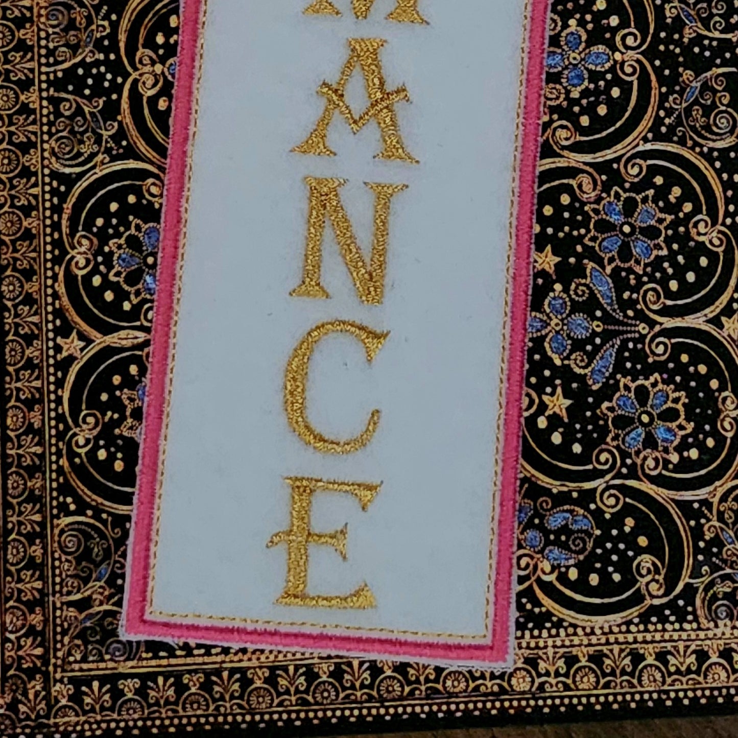 Marque-pages brodé « Romance »