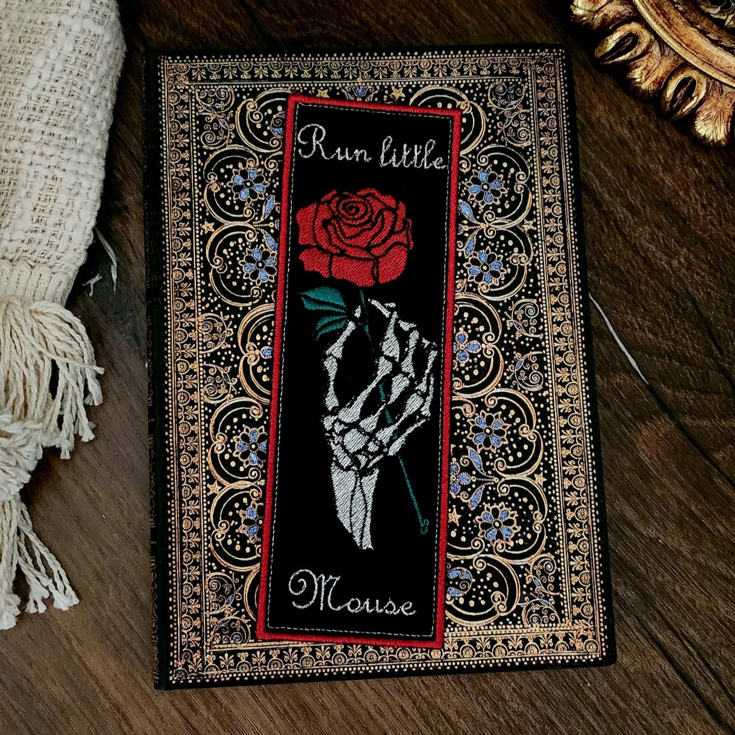 Marque-pages brodé « L'ombre d'Adeline »