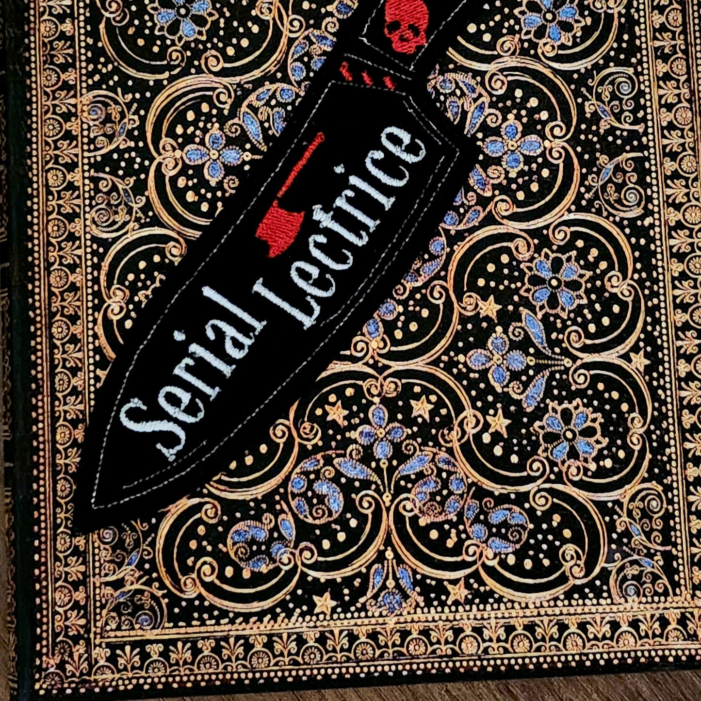 Marque-pages brodé « Serial Lectrice Couteau »
