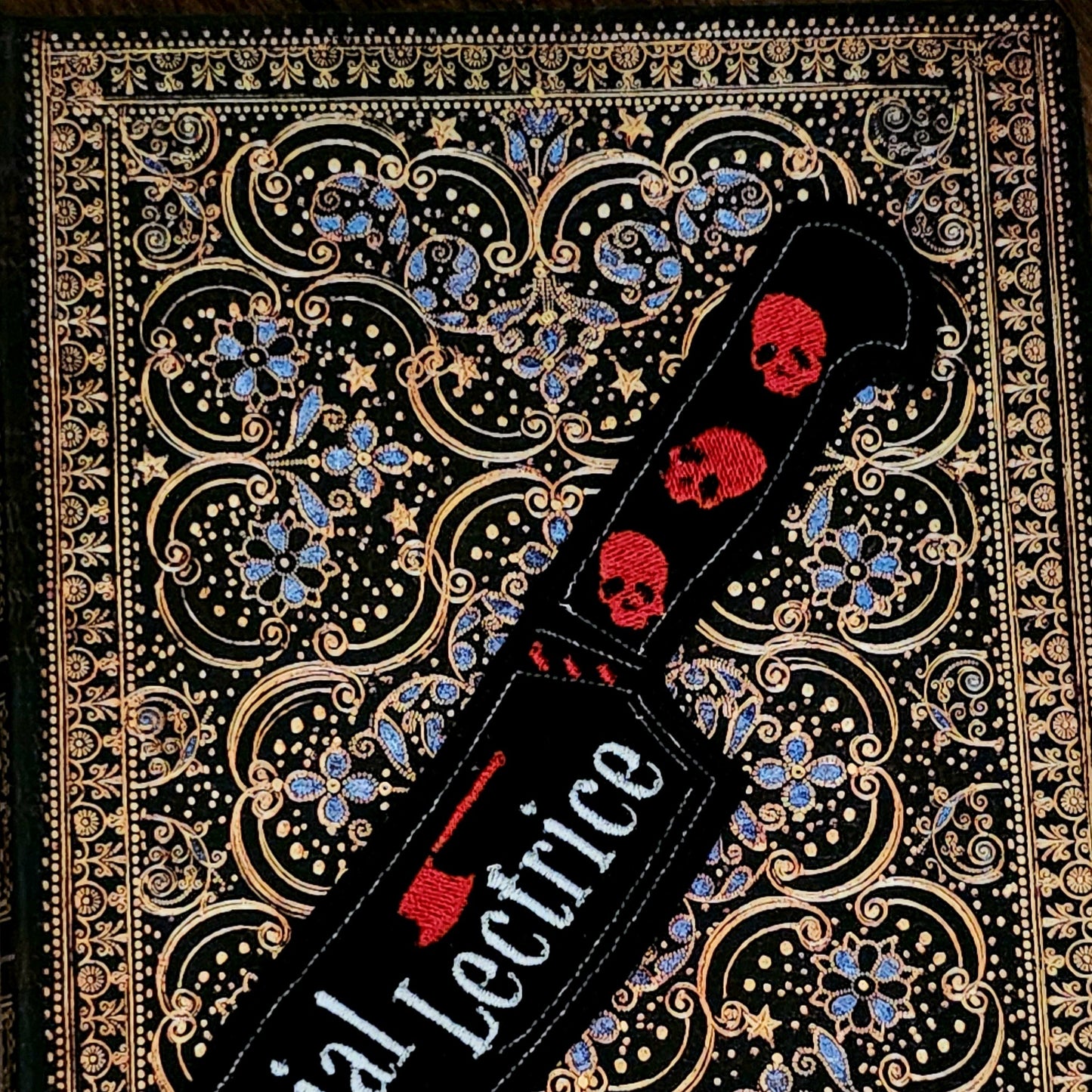 Marque-pages brodé « Serial Lectrice Couteau »