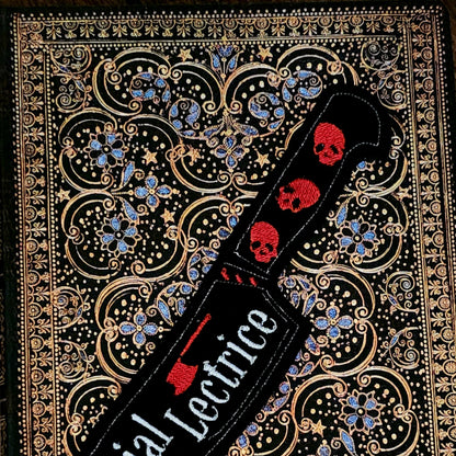 Marque-pages brodé « Serial Lectrice Couteau »