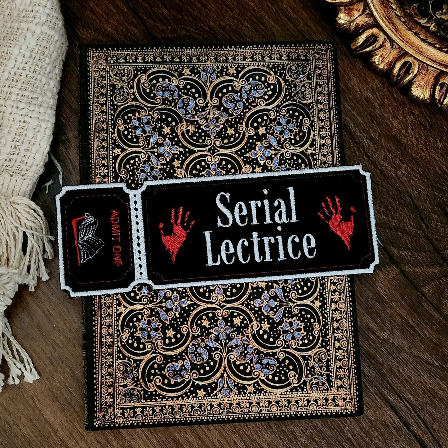 Marque-pages brodé « Serial Lectrice Ticket »