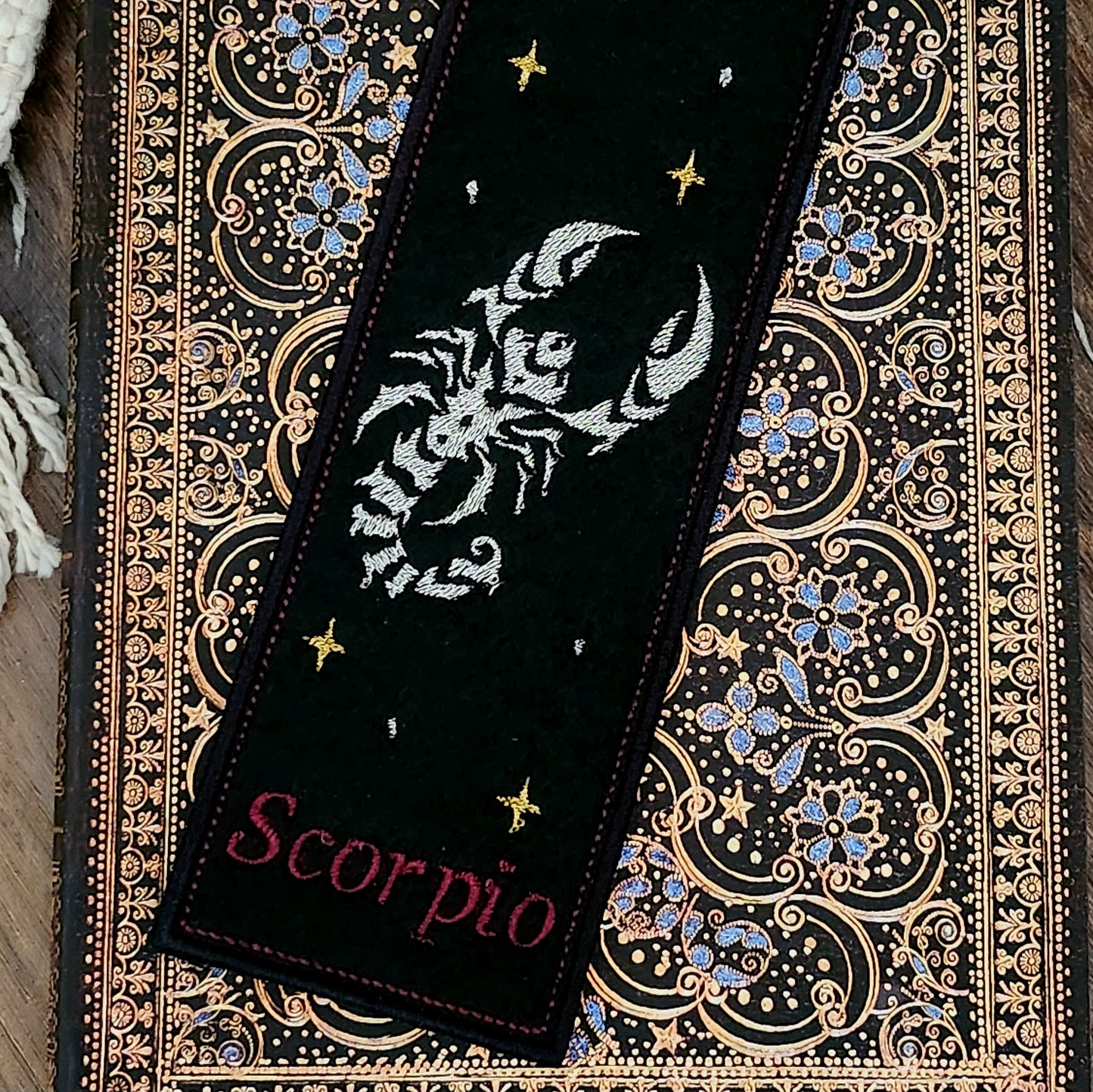 Marque-pages brodé « Scorpion »