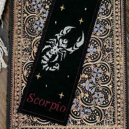 Marque-pages brodé « Scorpion »