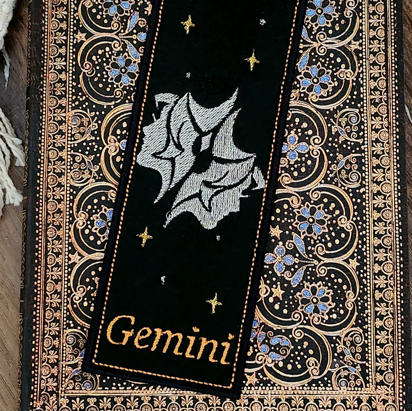 Marque-pages brodé « Gémeau »