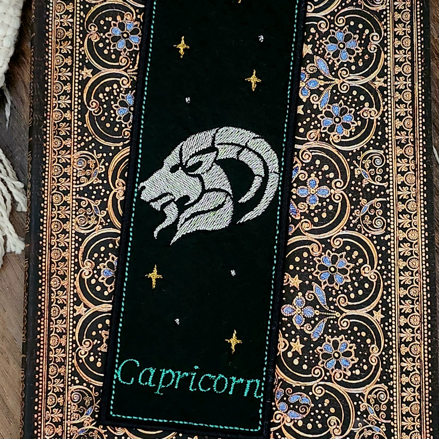 Marque-pages brodé « Capricorne »