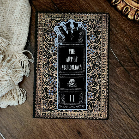 Marque-pages brodé « Les secrets de la nécromancie »