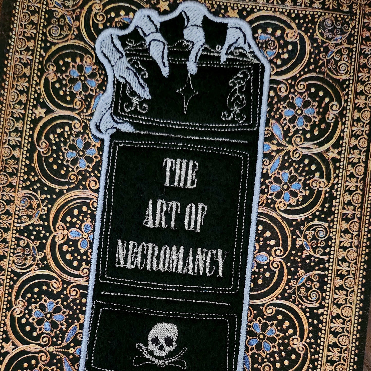 Marque-pages brodé « Les secrets de la nécromancie »
