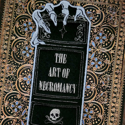 Marque-pages brodé « Les secrets de la nécromancie »