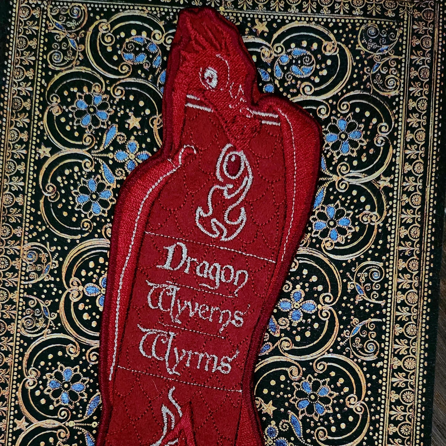 Marque-pages brodé « Le souffle des dragons »
