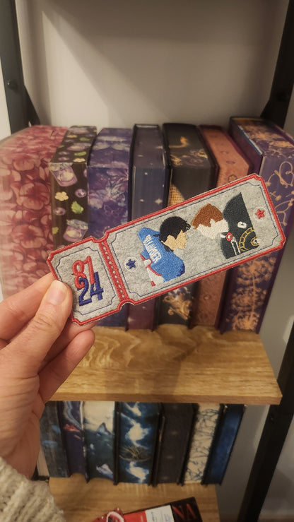 Marque-pages brodé inspiration « Heated rivalry »