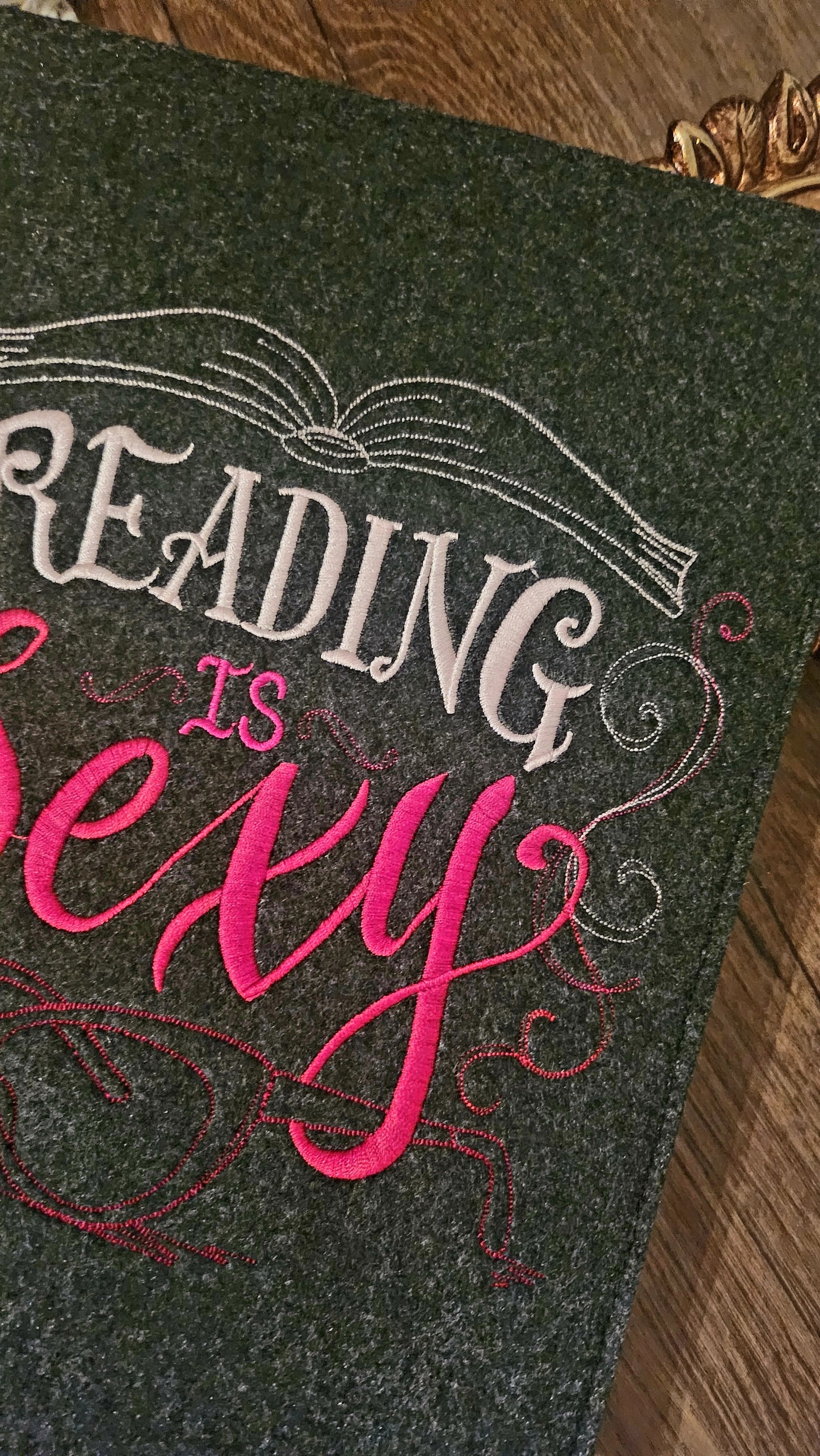 Housse brodée « Reading is Sexy »