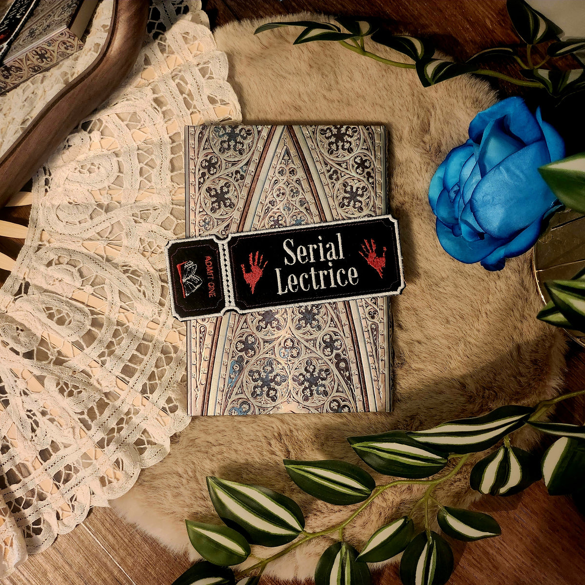 Marque-pages brodé « Serial Lectrice Ticket »