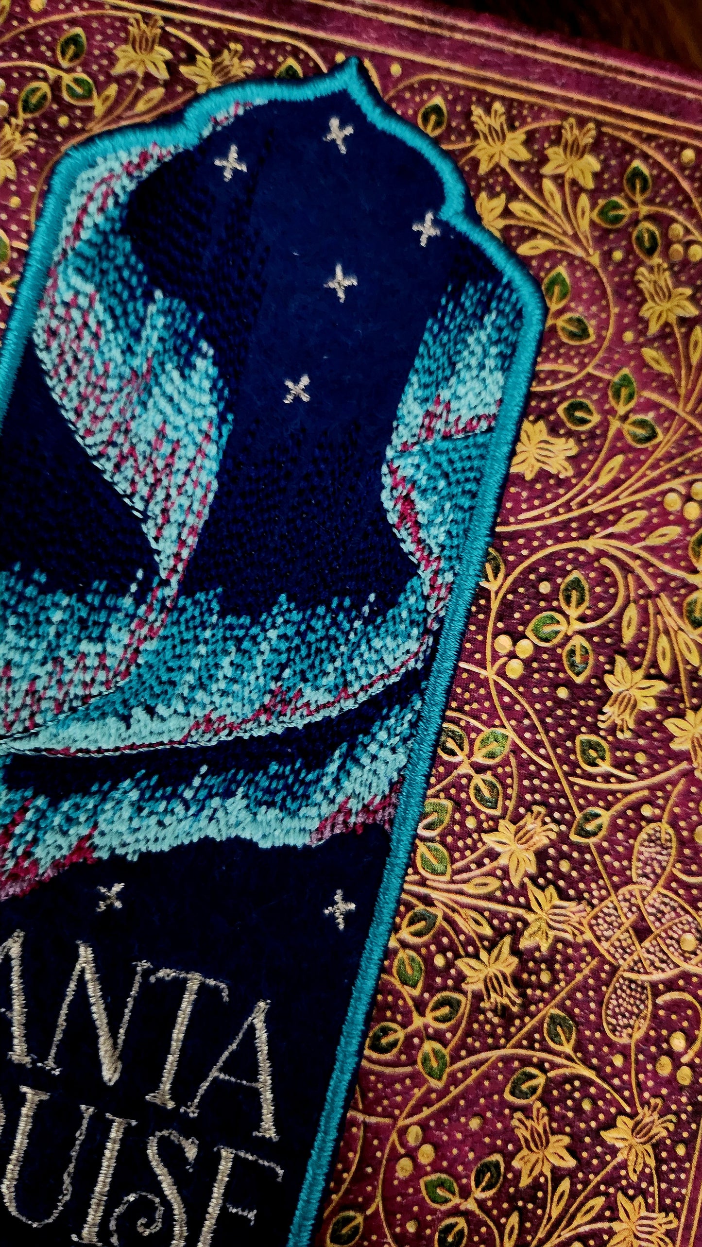 Marque-page brodé  « Santa Cruise » de Flora Peony